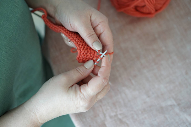 Tricot. Des tricots pour femmes. Mains et tricot. Fil de couleur Concept de couleur
 - Photo, image