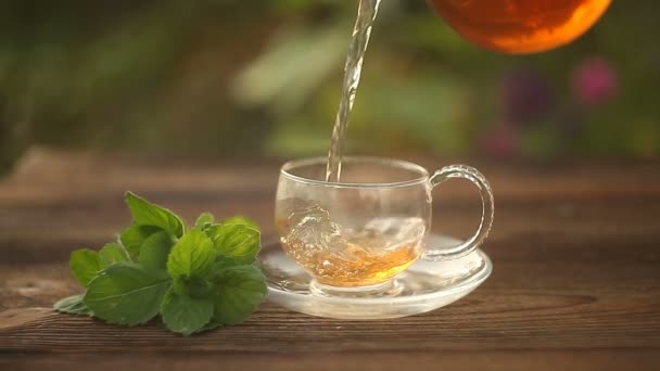 finom zöld tea, egy szép üveg tálba táblázat - Felvétel, videó