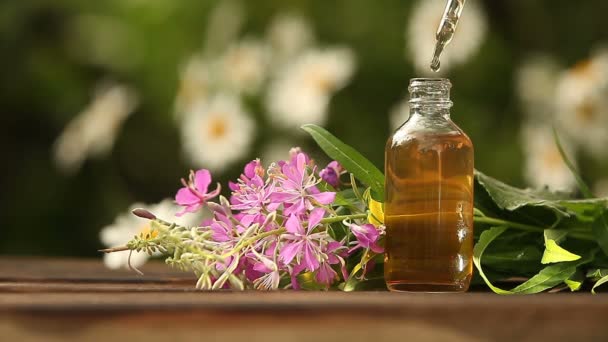 Blütenpracht ätherisches Öl in schöner Flasche auf dem Tisch - Filmmaterial, Video