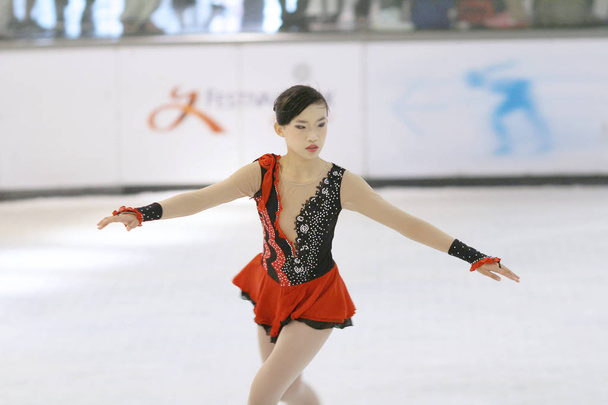 Menina figura patinação na arena de esportes
 - Foto, Imagem