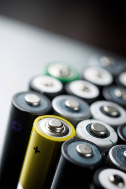 Viele Batterien auf einem Metalltisch. - Foto, Bild