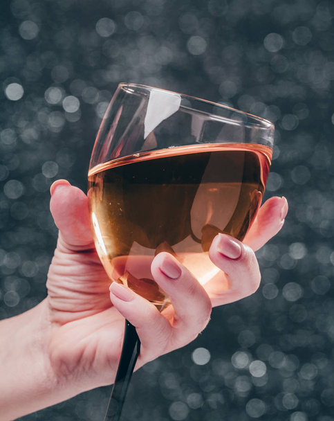 glass of white wine in a woman's hand - Foto, Imagem