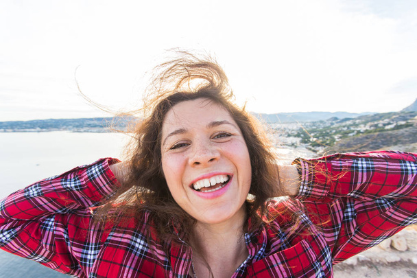 Emoties, zomer en geluk concept - lachen grappige jonge vrouw in een casual kleding op aard - Foto, afbeelding