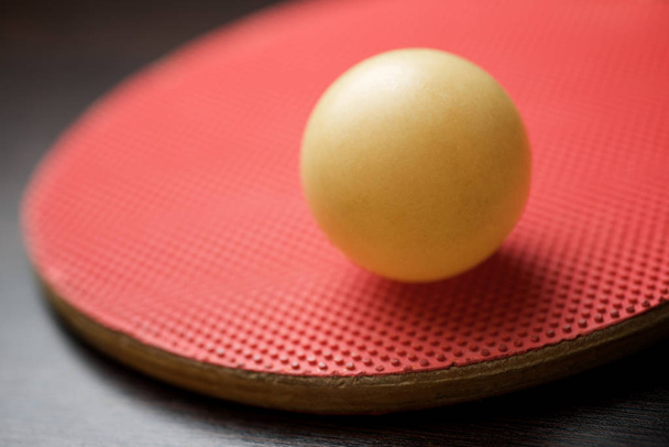 Speel pingpong bal en racket. - Foto, afbeelding