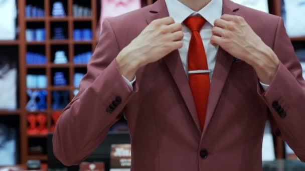 Onnistunut liikemies yllään punainen takki putiikissa - Materiaali, video
