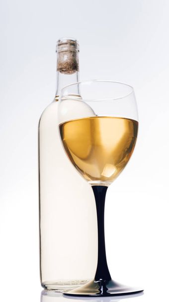 copos de vinho e garrafa no fundo branco
 - Foto, Imagem