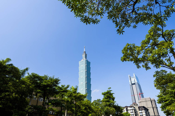 Vue à angle bas des gratte-ciel Taipei 101 à Taipei, Taiwan. le quartier de Xinyi est une zone commerçante de premier ordre à Taipei, ancrée par un certain nombre de grands magasins et centres commerciaux. - Photo, image