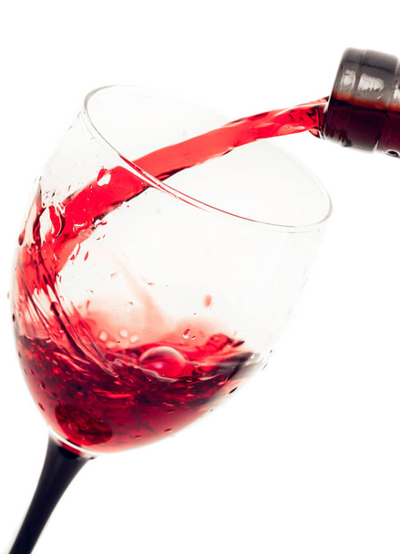 bicchiere di vino rosso versando su sfondo bianco isolato - Foto, immagini