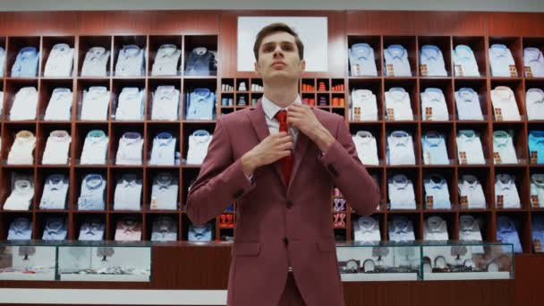 Ein Mann kauft einen Anzug in einem Geschäft - Filmmaterial, Video