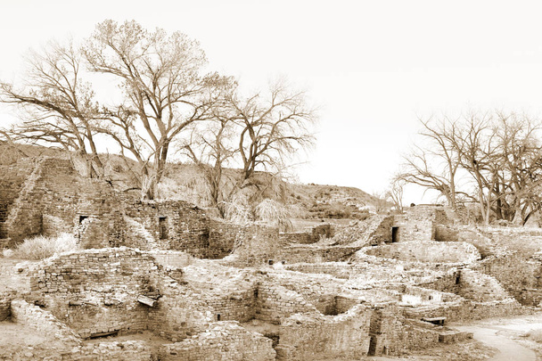 Ruínas astecas Monumento nacional, estruturas puebloanas dos séculos XI-XIII, Novo México, EUA
 - Foto, Imagem