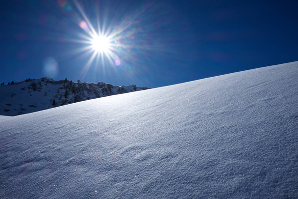 Mavi gökyüzü ve güzel bir gün dağlardaki parlak gün ışığında - Fotoğraf, Görsel