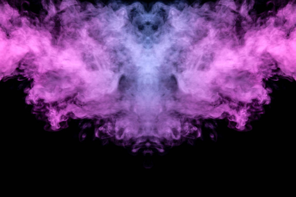 Abstrakti mystinen lepakko siluetti suoristettu siivet puroista värikäs savu haihtuu höyrystä valaistu neon valot mustalla taustalla T-paita
 - Valokuva, kuva