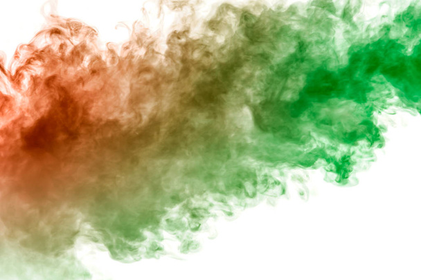 La textura del humo rojo es como una acuarela sobre un fondo blanco con transiciones de materia entre verde y naranja como una reacción química para la camiseta
 - Foto, Imagen