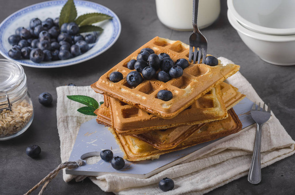 Crispy homemade waffles with berries, topped maple syrup - Foto, afbeelding