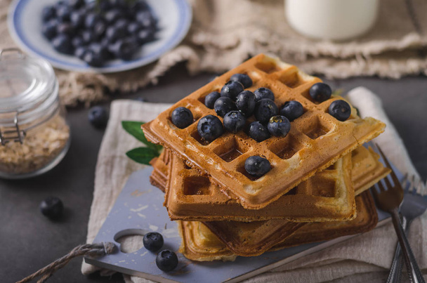 Crispy homemade waffles with berries, topped maple syrup - Foto, Imagem