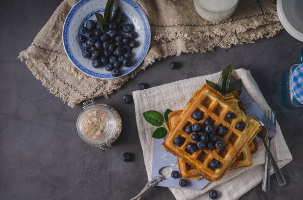 Crispy homemade waffles with berries, topped maple syrup - Zdjęcie, obraz