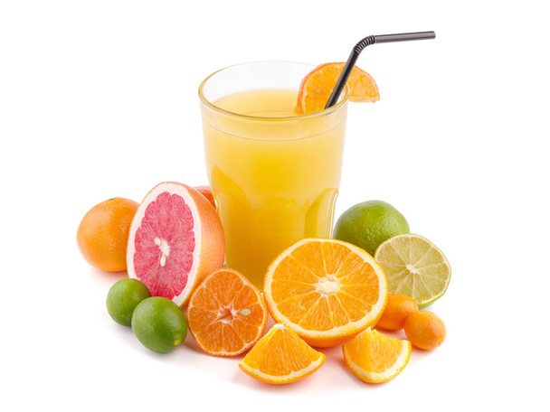 Sok z cytrusy - grejpfrutowy, pomarańczowy, mandarynki, cytryny, limonki w szklance. Sok z owoców cytrusowych witaminy, zdrowe napoje ze świeżych owoców, limonki, grejpfruta, orange, mandarynka. Odświeżanie domowej lemoniady. Śniadanie napoje - Zdjęcie, obraz