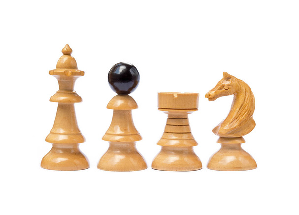 Oude schaakstukken geïsoleerd op witte achtergrond - Foto, afbeelding