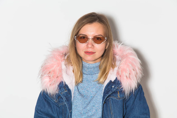 Lidé, městský styl a módní pojem – stylové hipster dívka, která nosí džíny kabát na bílém pozadí - Fotografie, Obrázek