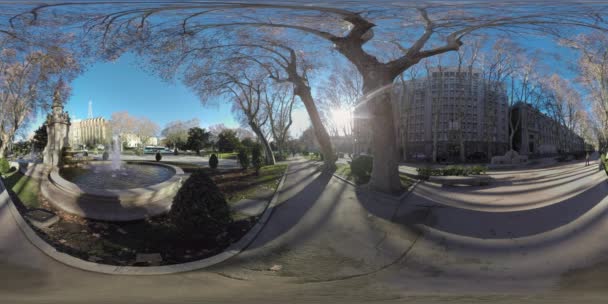 360 VR Vista de la ciudad con fuente de Apolo en el Paseo del Prado en Madrid, España
 - Imágenes, Vídeo
