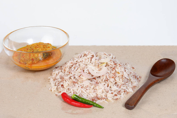 Nasi dagang mezcla arroz salvaje sin pulir cocido con leche de coco condimentada con ajo de cebolla chile de jengibre servido con pescado o pollo al curry de coco
  - Foto, Imagen