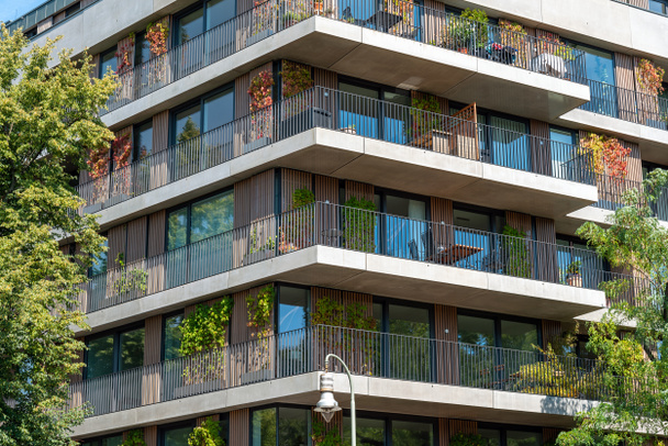 Gebouw van een nieuw appartementencomplex met grote balkons - Foto, afbeelding
