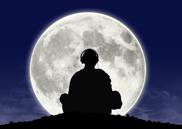 μοναχός ακούει μουσική zen κατά την πανσέληνο - Φωτογραφία, εικόνα