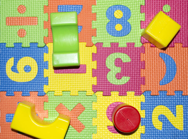 blocos de construção de plástico colorido com números e sinais
 - Foto, Imagem