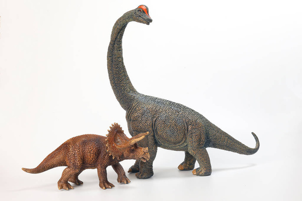 Figurka Brachiosaurus dinosaurus hračka Triceratops na bílém pozadí - Fotografie, Obrázek