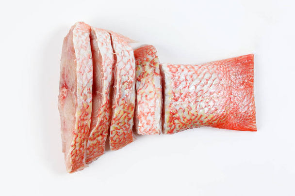 Vyčištěné upravovanou plátky Červený snapper rybí filé kousky na bílém pozadí  - Fotografie, Obrázek