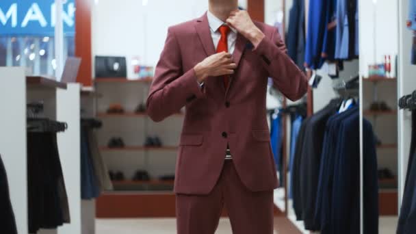 Hombre joven probar traje clásico en la tienda de trajes
 - Metraje, vídeo