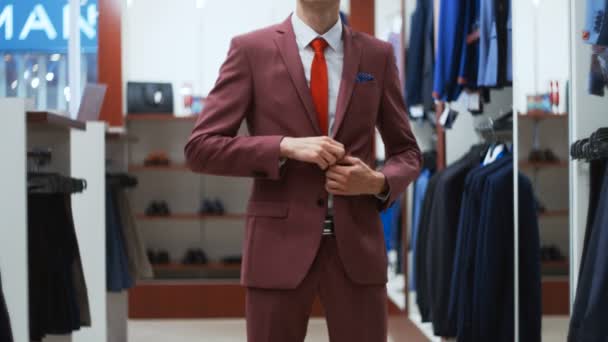 El hombre de estilo en la chaqueta de traje en la tienda
 - Metraje, vídeo