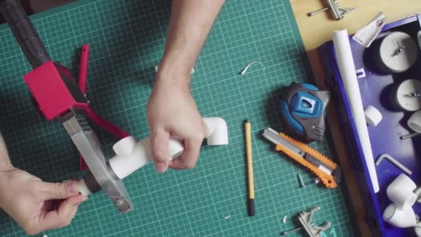 Mężczyzna ręce spawania montażu Polipropylen - Materiał filmowy, wideo