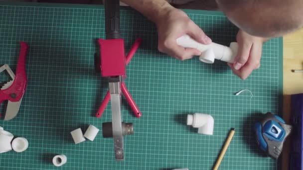 Männerhände Schweißen Polypropylen Fitting - Filmmaterial, Video