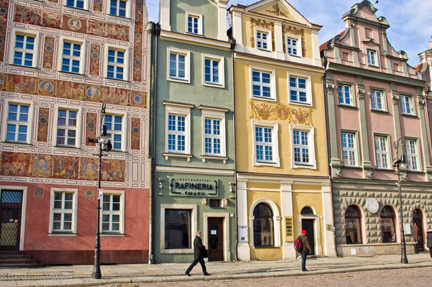 Poznan/Polen - 6de februari 2019: het plein van de oude binnenstad met historische gebouwen, populaire toeristische bestemming. - Foto, afbeelding