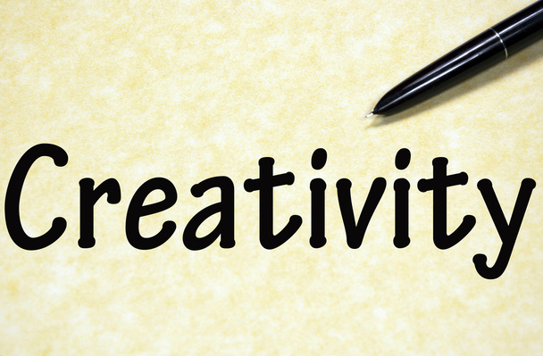 kalemle kağıt üzerinde yazılı yaratıcılık başlık - Fotoğraf, Görsel