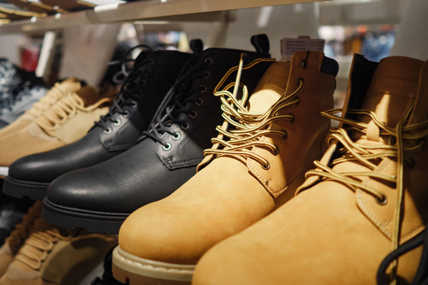 Trendy laarzen voor in de winkel - Foto, afbeelding