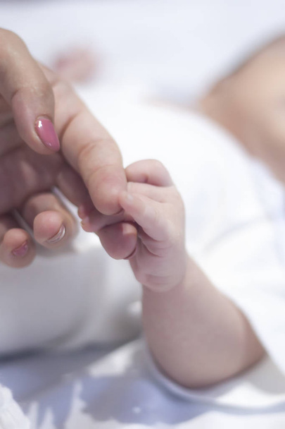 1 місяць новонародженого хлопчика руки на білому. крупним планом
. - Фото, зображення