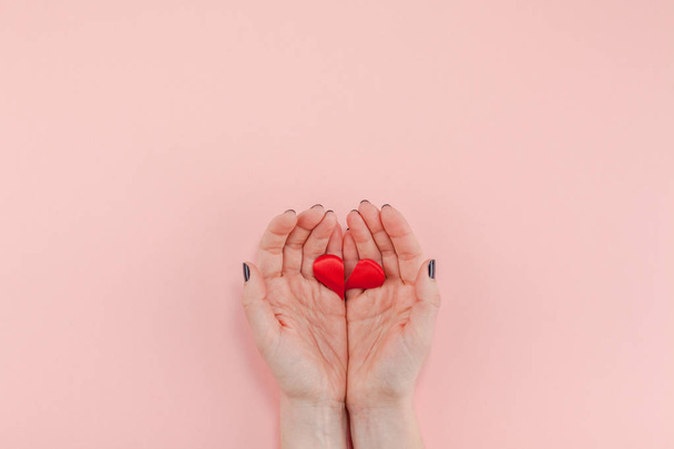 Kreatív Valentin-nap romantikus összetétele lapos feküdt felülnézet szeretet ünnep ünnepe piros szív-kéz rózsaszín háttér másol papírtérben sablon üdvözlőlap szöveg tervezés szociális média blogjainak - Fotó, kép