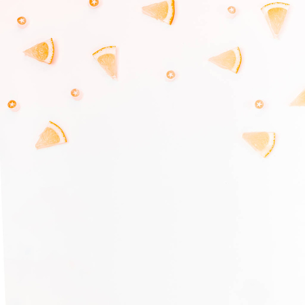 Náměstí flatlay režie půdorysu že citrusové citrónem vzor tabulky bílé pozadí s copyspace. Horké letní osvěžení limonádu koncept. Nápojové ingredience uspořádány - Fotografie, Obrázek