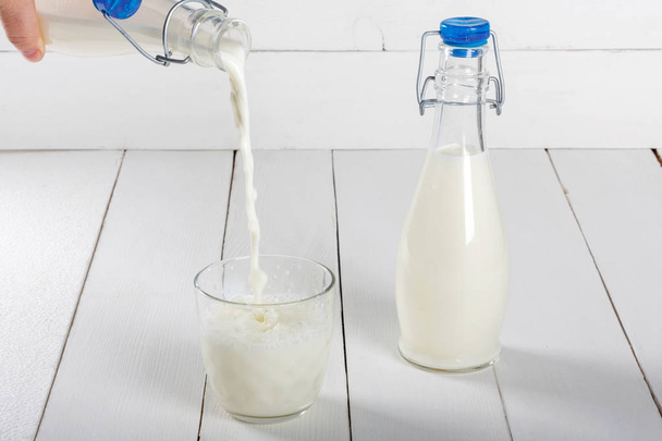 Staré lahve vintage styl s čerstvého mléka na grunge bílý dřevěný stůl - Fotografie, Obrázek