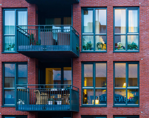 Piękne nowoczesne apartamenty z balkonem i oknami, New Dutch Architecture - Zdjęcie, obraz
