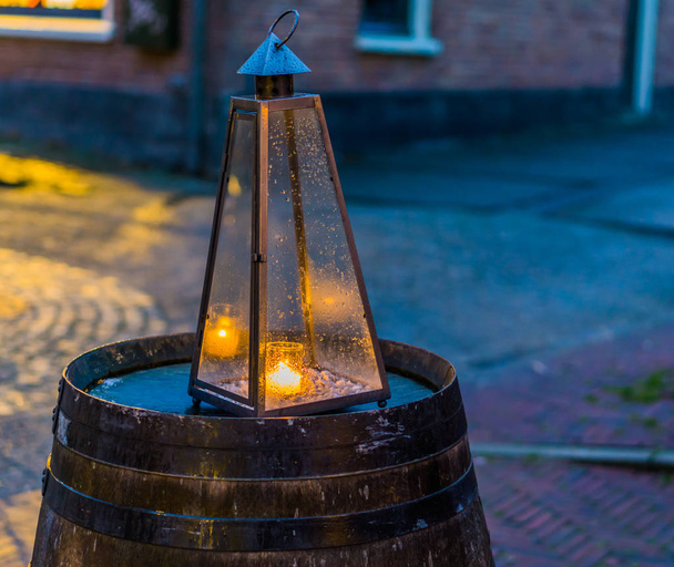 освітлена свічка в скляній піраміді, міські світлові прикраси
 - Фото, зображення