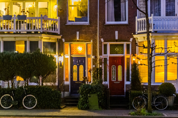 gyönyörű és fényűző emeletes ház a város utcáin, klasszikus holland építészet - Fotó, kép