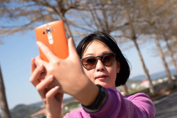 ώριμη Ασιατική ομορφιά τράβηξε μια selfie στην υπαίθρια - Φωτογραφία, εικόνα