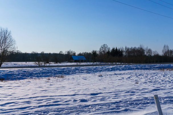 Nekonečné rozlohy v regionu Latgale pokryté sněhem, v zimě 2018. - Fotografie, Obrázek