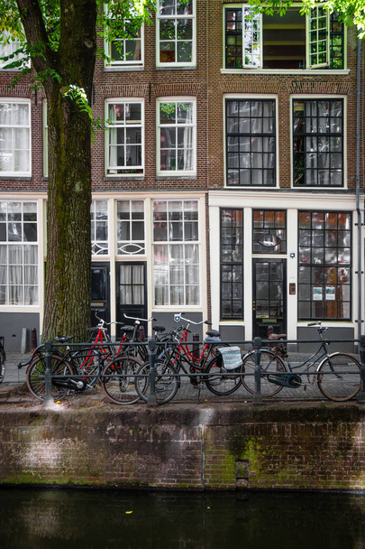 オランダ アムステルダムの建築家建築運河オランダ川 - 写真・画像
