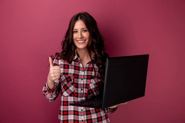 Ritratto di una giovane ragazza bionda eccitata che tiene il computer portatile e celebra il successo isolato
 - Foto, immagini