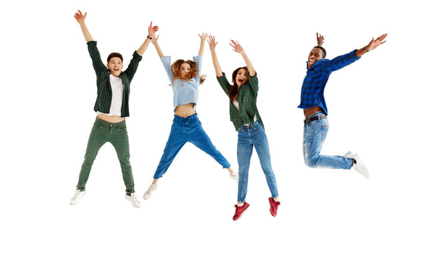 група веселих молодих людей чоловіків і жінок багатонаціональні ізольовані на білому тлі
 - Фото, зображення