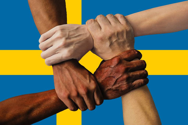 Suecia bandera, integración de un grupo multicultural de jóvenes - Foto, imagen